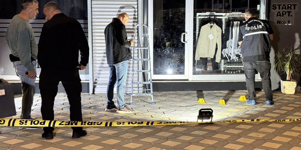 Adana'da hareketli gece! İş yerine el yapımı patlayıcı atıldı