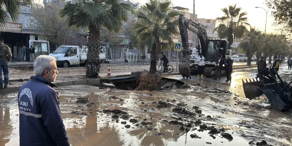 In Adana scoppiata tubazione d’acqua: buco e pozzanghera nella strada di Seyhan