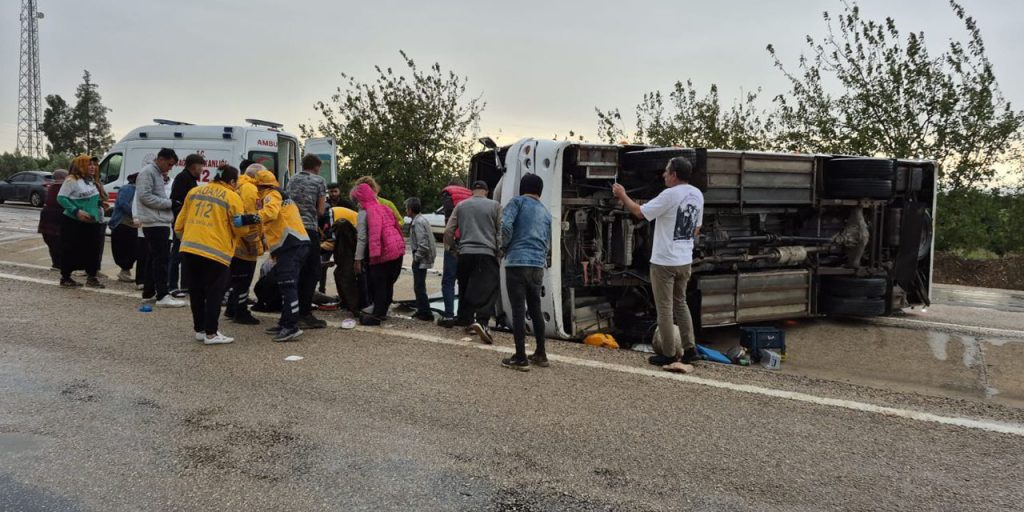 Adana'da tarım işçilerini taşıyan midibüs devrildi: Yaralılar var