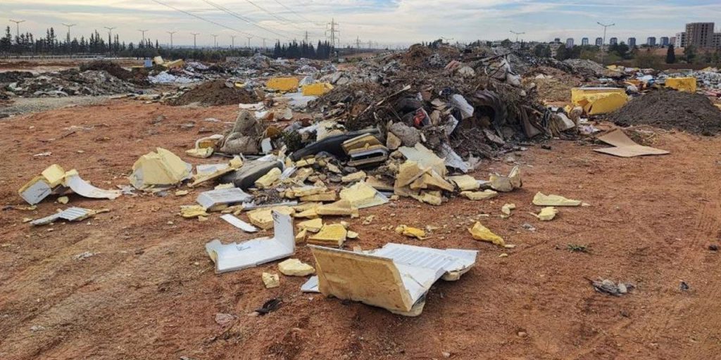 Inquinamento a Adana: la combustione dei rifiuti mette a rischio la salute pubblica e l'ambiente