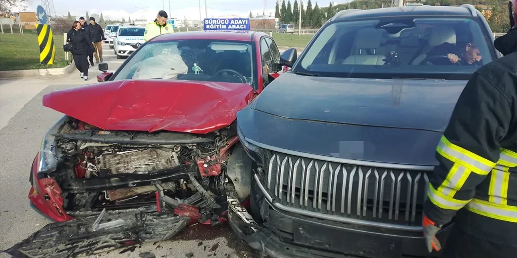 Incidente durante esame di guida a Bilecik: tre persone ferite