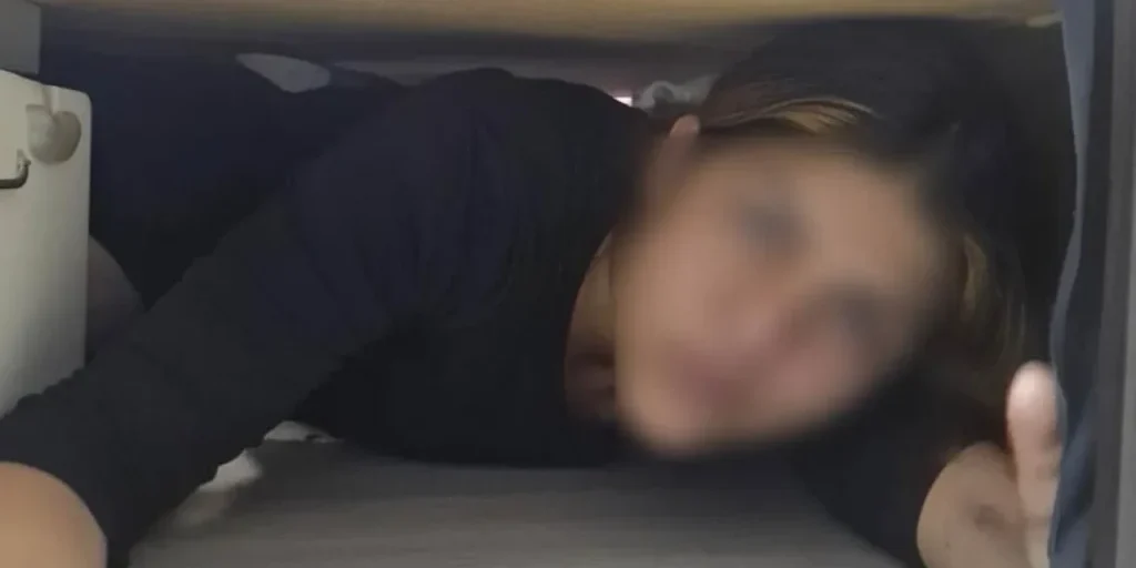 Arrestata in Bursa una donna con 107 precedenti penali, nascosta sotto un banco di mercato a Başakşehir