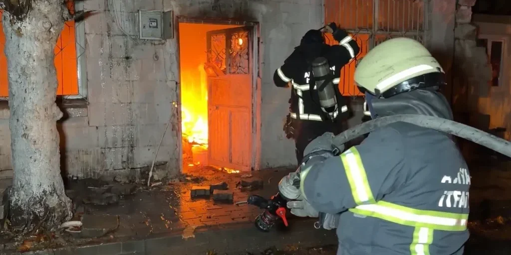 Incendio in casa abbandonata di Adıyaman: stufa accesa trasforma l'edificio in cenere