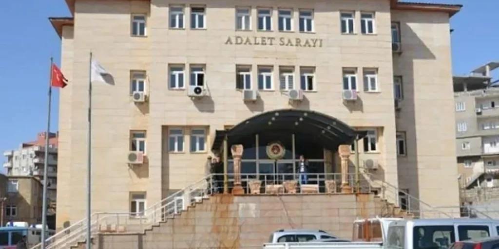 Poliziotto di Şırnak tenta suicidio durante procedimento di divorzio in tribunale