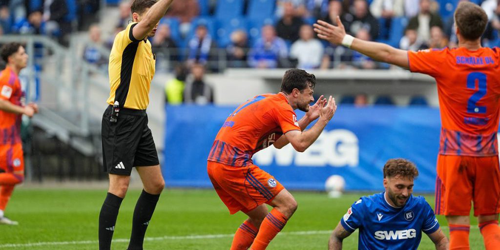 Nuova assenza per lo Schalke 04: un giocatore chiave indisponibile dopo la partita contro il Karlsruhe 

Approfondimento
La partita contro il Karlsruhe ha avuto conseguenze negative per lo Schalke 04, con un nuovo giocatore che dovrà saltare le prossime partite a causa di un infortunio. Questo potrebbe influire negativamente sulla squadra e sulle sue possibilità di successo, in quanto il giocatore in questione era un elemento importante della formazione.

Possibili Conseguenze
La mancanza di questo giocatore potrebbe avere un impatto significativo sulla squadra, in particolare se si tratta di un elemento chiave. Lo Schalke 04 dovrà trovare un modo per colmare il vuoto lasciato da questo giocatore e adattarsi alla sua assenza, forse attraverso la rotazione dei giocatori o l'acquisto di nuovi elementi.

Opinione
È difficile valutare l'impatto esatto di questa assenza senza conoscere i dettagli della situazione, ma è chiaro che lo Schalke 04 dovrà lavorare duramente per superare questo ostacolo e continuare a lottare per i suoi obiettivi. La squadra dovrà dimostrare la sua capacità di adattarsi e di reagire alle difficoltà.

Analisi Critica dei Fatti
La notizia dell'assenza di questo giocatore è un fatto oggettivo, ma è importante considerare il contesto e le possibili conseguenze. Lo Schalke 04 dovrà analizzare la situazione e trovare una soluzione per minimizzare l'impatto di questa assenza, prendendo in considerazione le opzioni disponibili e le strategie più efficaci.

Relazioni con altri fatti
Questa notizia potrebbe essere collegata ad altre notizie relative alla squadra e alla sua situazione attuale, come ad esempio la classifica della lega o le prestazioni degli altri giocatori. È importante considerare il contesto più ampio e le possibili relazioni con altri eventi per avere una visione completa della situazione.

Contesto storico
Lo Schalke 04 ha una lunga storia e ha affrontato molte sfide nel corso degli anni, come ad esempio la lotta per la salvezza o la conquista di trofei importanti. Questa assenza potrebbe essere vista come un'altra sfida da superare, ma è importante considerare il contesto storico e le possibili lezioni che possono essere apprese dalle esperienze passate.

Fonti
La fonte di questa notizia è Bild.de, un sito di notizie sportive tedesco. È importante verificare le fonti e considerare la credibilità delle informazioni per avere una visione accurata della situazione.