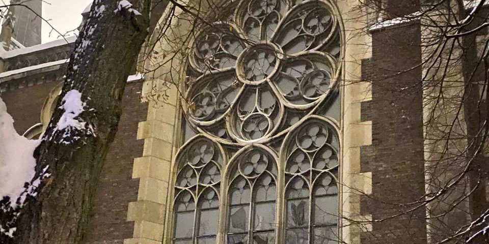 Attacco a Lviv: drone russo danneggia vetri colorati della Chiesa di San Olha e Elisabetta