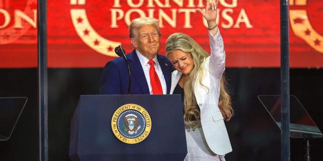 Cerimonia di omaggio a Charlie Kirk: politica e religione si incontrano in un evento emozionale