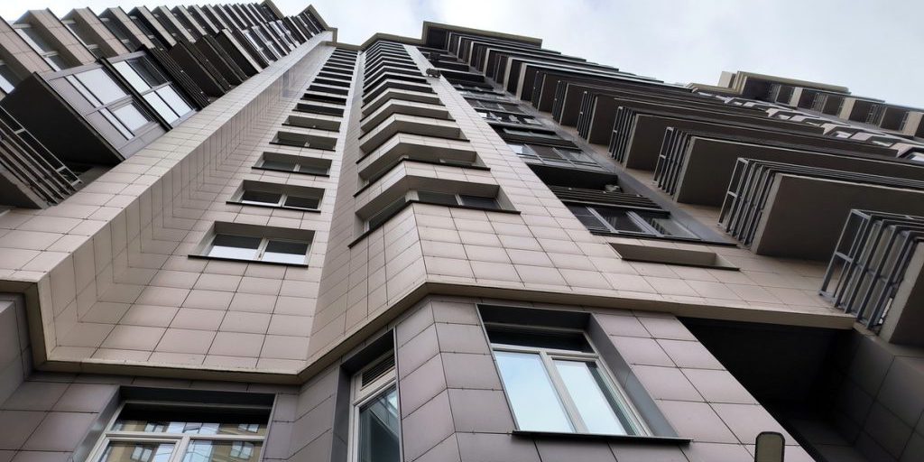 Stalker in costume da supereroe irrompe nella casa di una famosa cantante russa