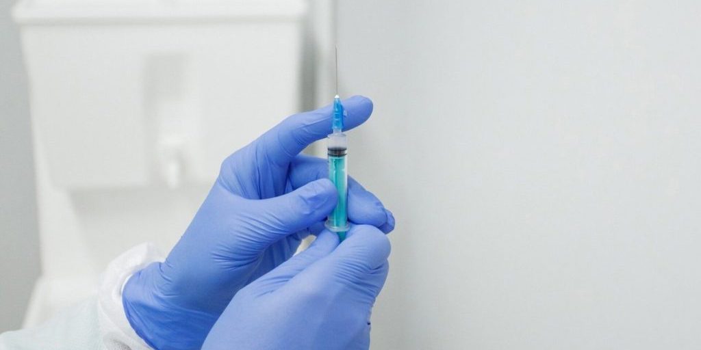 Псковская городская поликлиника приглашает на выездную вакцинацию от гриппа