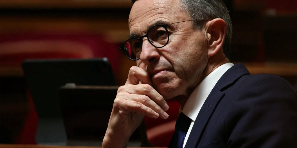 Bruno Retailleau si schiera contro il modello di stato sociale del RN e i disordini di bilancio