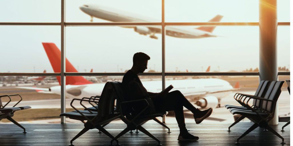 Voli aerei in ritardo, rimborsi più alti e bagaglio a mano gratuito