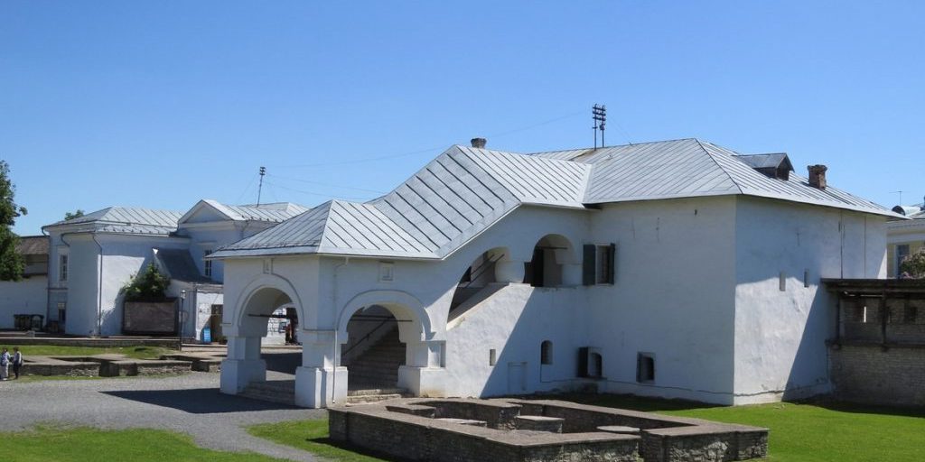 Escursione Unica a Pskov: Scopri la Storia e la Cultura del Cremlino di Mosca in un Solo Evento