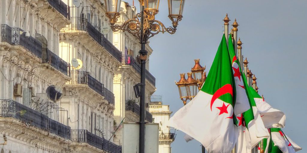 Rassemblement National contro l'accordo franco-algerino del 1968: le possibili conseguenze per l'immigrazione e le relazioni internazionali