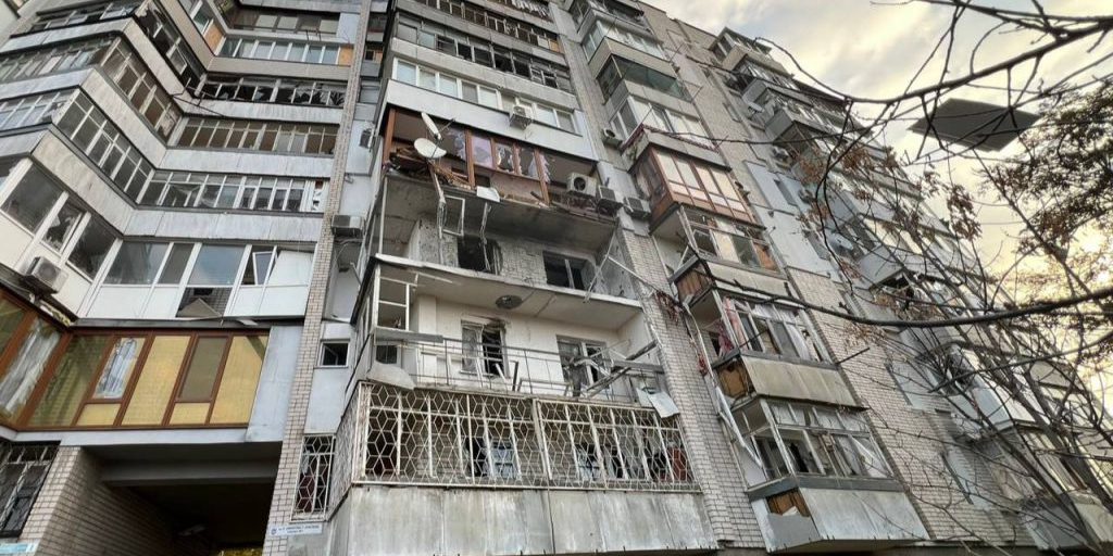 Russians strike Kherson: fire rages, teenager among injured