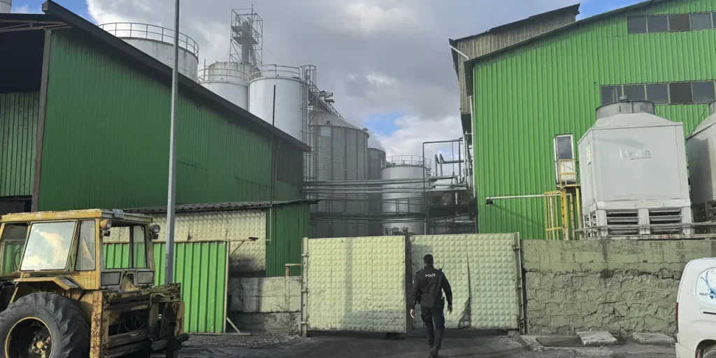 Incendio in silos di fabbrica di oli a Afyonkarahisar: vigili del fuoco in azione