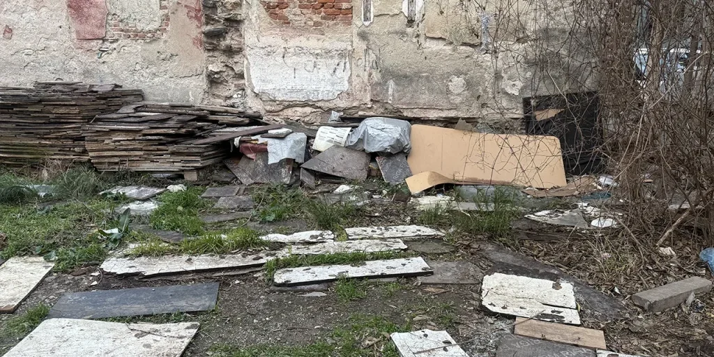 Bambino di 10 giorni trovato in terreno abbandonato a Bursa: soccorritori intervenuti e autorità in cerca della famiglia