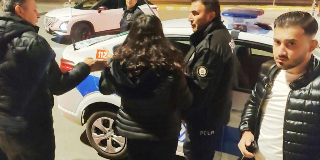 Donna avvocato presa in ostaggio dai genitori in Turchia: un caso di violenza domestica che solleva interrogativi sulla sicurezza e la protezione delle persone