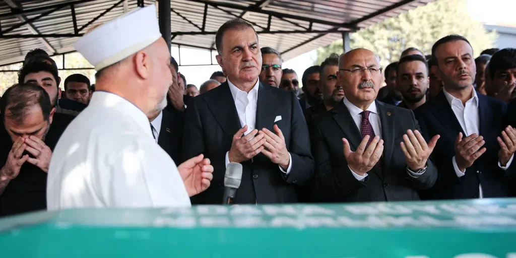 Ömer Çelik partecipa alla cerimonia funebre dello zio Hasan Öztopal, un momento di lutto e solidarietà per il vicepresidente del partito AK