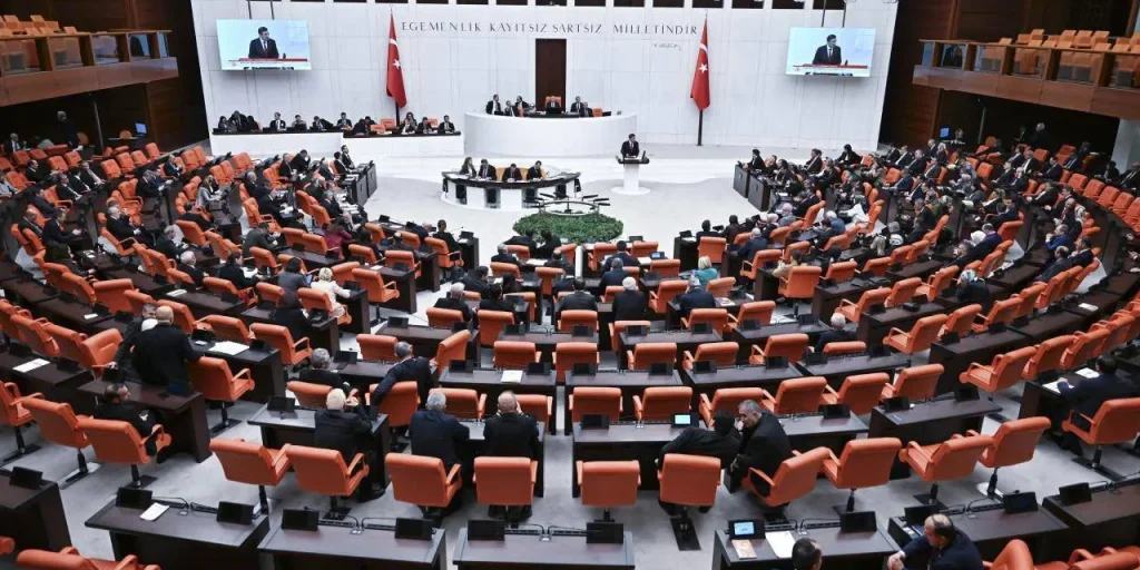 AK Parti consegna al Parlamento un rapporto di 60 pagine sul processo “Terörsüz Türkiye”, senza il tema “diritto alla speranza”