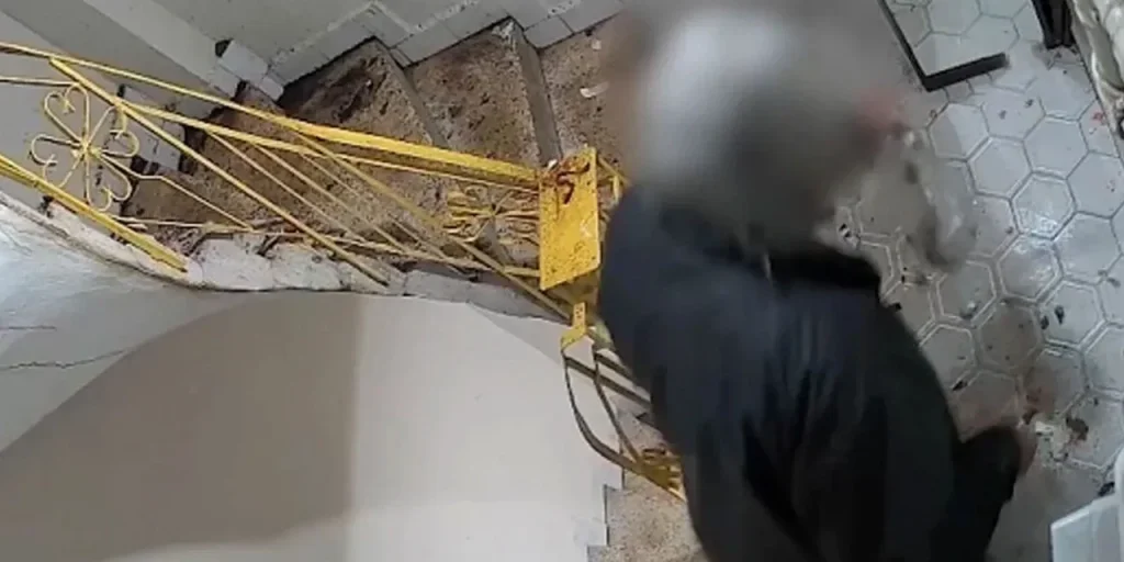 Uomo arrestato per aver gettato rifiuti e lasciato minacce davanti alla casa di un parente a Istanbul