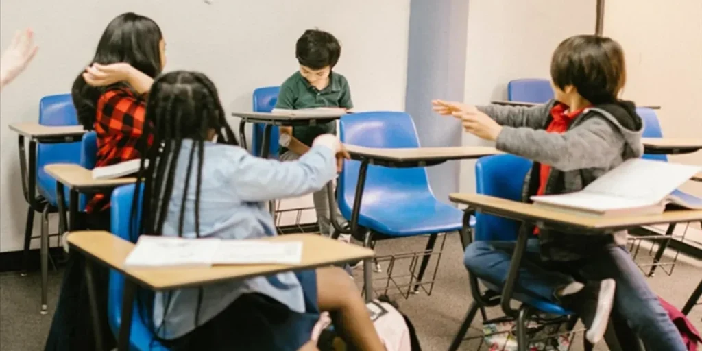 Il 70 % del bullismo tra pari avviene fuori dalla scuola, secondo lo studio del MEB