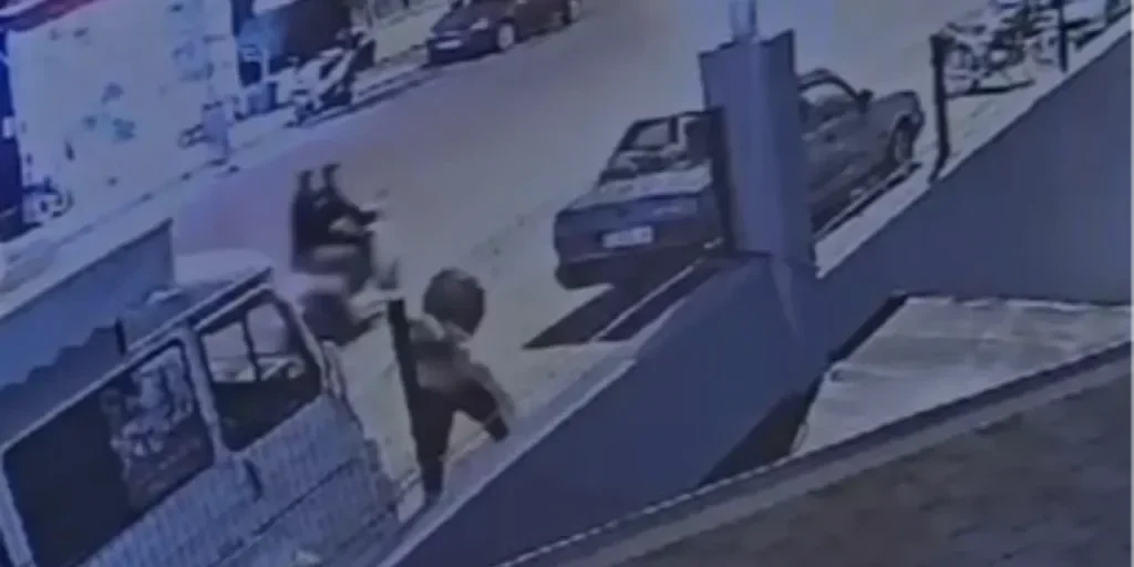 Aggressione violenta a donna ad Alanya: la comunità in allarme dopo l'attacco ripreso dalle telecamere di sorveglianza