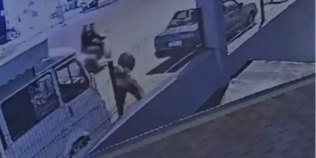 Aggressione violenta a donna ad Alanya: la comunità in allarme dopo l'attacco ripreso da una telecamera di sorveglianza