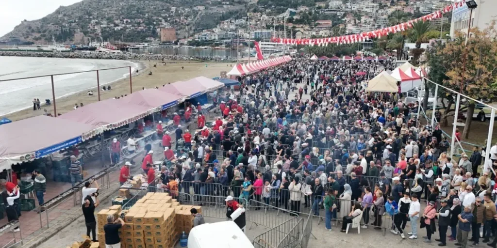 Festival di Alanya Hamsi: terza edizione con 7 tonnellate di pesce distribuite gratuitamente