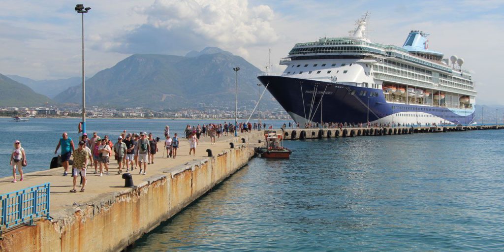 Turisti in massa ad Alanya: l'arrivo della nave da crociera Marella Discovery 2 porta opportunità e sfide per l'economia locale