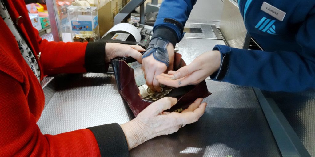 Riduzione dei pagamenti con carta e contanti al banco di Aldi e supermercati simili