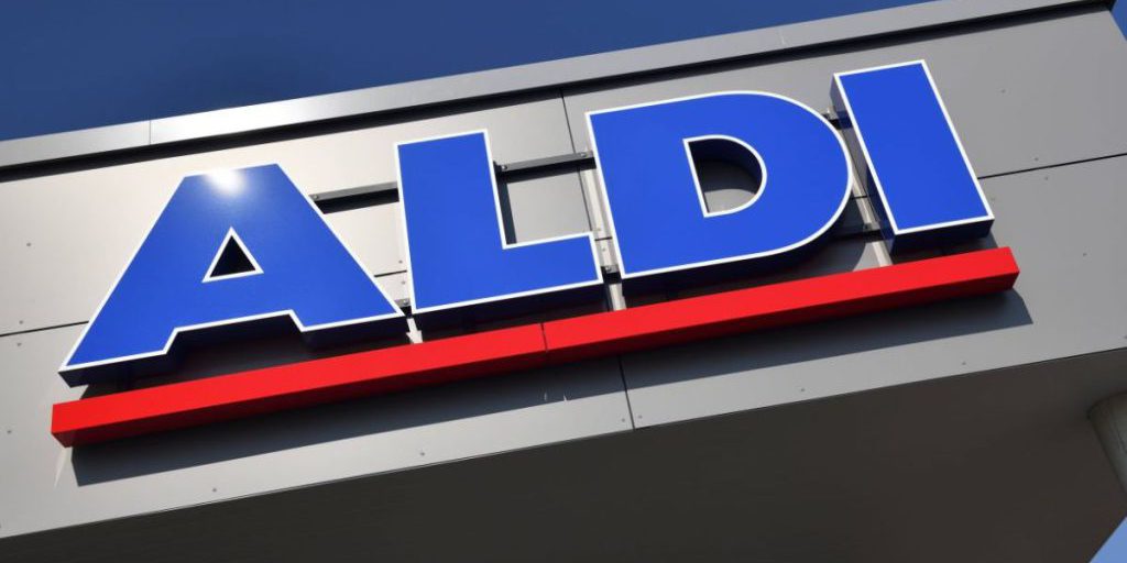 Un cane di peluche provoca risate tra i clienti di Aldi nel 2025