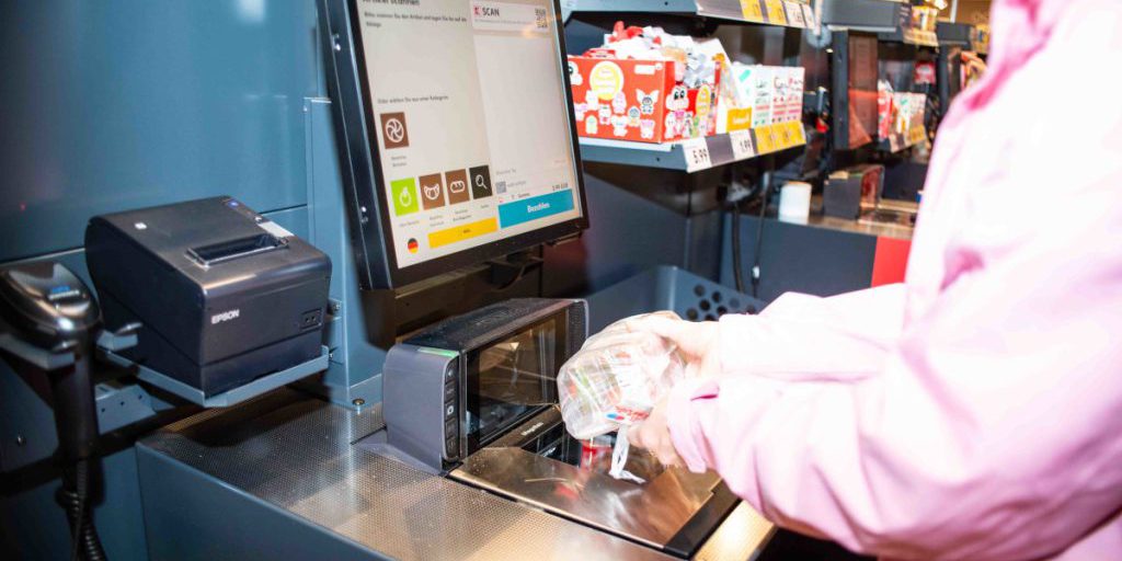 Sorpresa alla cassa self-service di Aldi: un evento inaspettato durante l'acquisto di alcolici 

Introduzione
Un evento inaspettato si è verificato ad un cliente di Aldi mentre acquistava alcolici alla cassa self-service. Il cliente ha ricevuto una sorpresa inaspettata durante il pagamento.

Approfondimento
Il cliente, che stava acquistando bevande alcoliche, è rimasto sorpreso da un particolare avvenuto alla cassa self-service di Aldi. Non sono stati forniti ulteriori dettagli sull'evento specifico, ma è chiaro che il cliente è stato colto di sorpresa.

Possibili Conseguenze
Questo evento potrebbe avere conseguenze diverse, come ad esempio una revisione delle procedure di pagamento alla cassa self-service o un aumento della consapevolezza dei clienti sui possibili problemi che possono verificarsi durante il pagamento.

Opinione
Non è possibile esprimere un'opinione precisa sull'evento senza ulteriori informazioni, ma è chiaro che il cliente è stato sorpreso e potrebbe aver avuto un'esperienza negativa.

Analisi Critica dei Fatti
L'analisi dei fatti rivela che l'evento è avvenuto alla cassa self-service di Aldi durante l'acquisto di alcolici. Tuttavia, senza ulteriori informazioni, non è possibile analizzare ulteriormente la situazione.

Relazioni con altri fatti
Questo evento potrebbe essere collegato ad altri eventi simili avvenuti in altri supermercati o negozi, ma senza ulteriori informazioni non è possibile stabilire una connessione precisa.

Contesto storico
Il contesto storico di questo evento non è chiaro, ma potrebbe essere collegato alle procedure di pagamento e alle politiche dei supermercati in generale.

Fonti
La fonte di questo articolo è RSS-Feed, un sito di notizie che fornisce aggiornamenti su eventi e notizie di attualità.