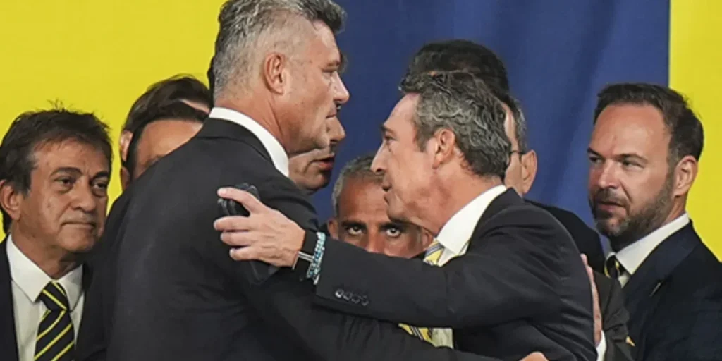 Ali Koç visita la sede di Fenerbahçe per sostenere Sadettin Saran dopo la perdita della carica