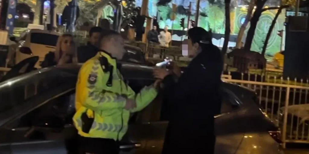 Donna guidava con 1,96 promili di alcol, insultò la polizia e fu avviata una procedura per pericolo stradale