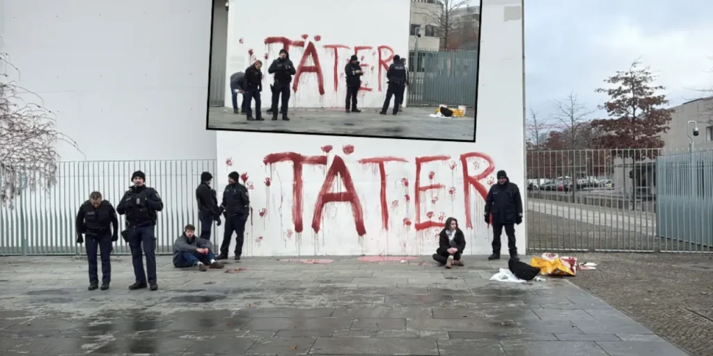 Attivisti scrivono Failler sul muro del Palazzo del Primo Ministro a Berlino