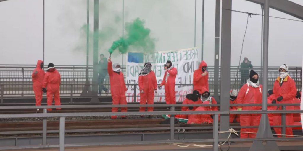 Protesta contro la fornitura di armi a Israele: attivisti bloccano porto di Hamburg in Germania