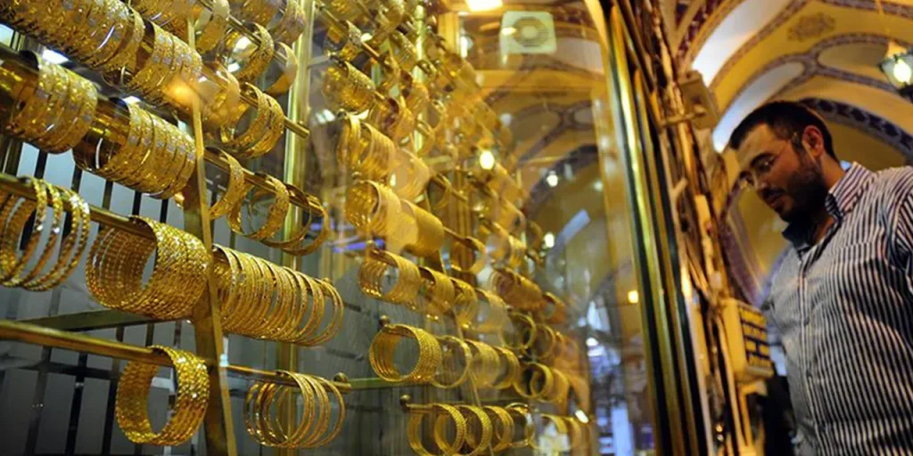 Previsioni di Goldman Sachs: il prezzo dell'oro potrebbe raggiungere i 4.900 dollari entro il 2026