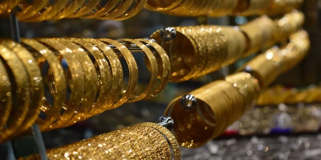 Prezzo dell'oro al 27 novembre 2025: lieve calo, Fed e geopolitica, previsione 2026