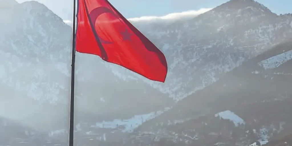Nuova bandiera turca installata ai piedi delle montagne Amanos a Hatay