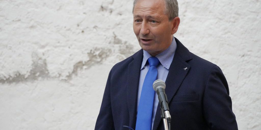 Arrestato sindaco di Santa Maria a Vico per scambio elettorale politico-mafioso: le indagini svelano un quadro di corruzione e infiltrazione della camorra nella vita politica locale