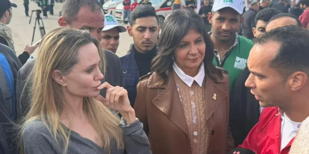 Angelina Jolie visita il confine di Rafah per sostenere il corridoio umanitario