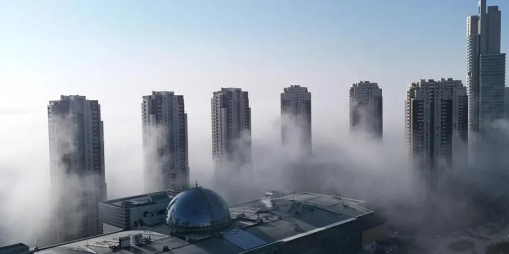 Nebbia in zona alta di Çankaya, Ankara: riduzione visibilità e precauzioni stradali