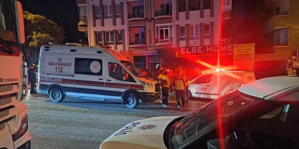 Esplosione al terzo piano di un edificio a Mamak, Ankara: un uomo ferito trasportato in ospedale
