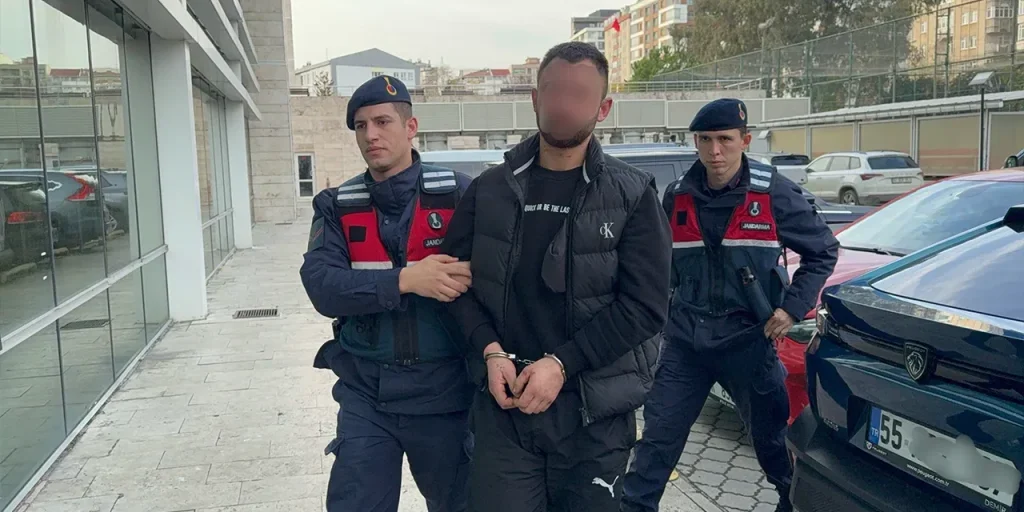 Arrestato a Samsun un uomo di 28 anni dopo aver minacciato i genitori con le forbici e danneggiato gli oggetti domestici