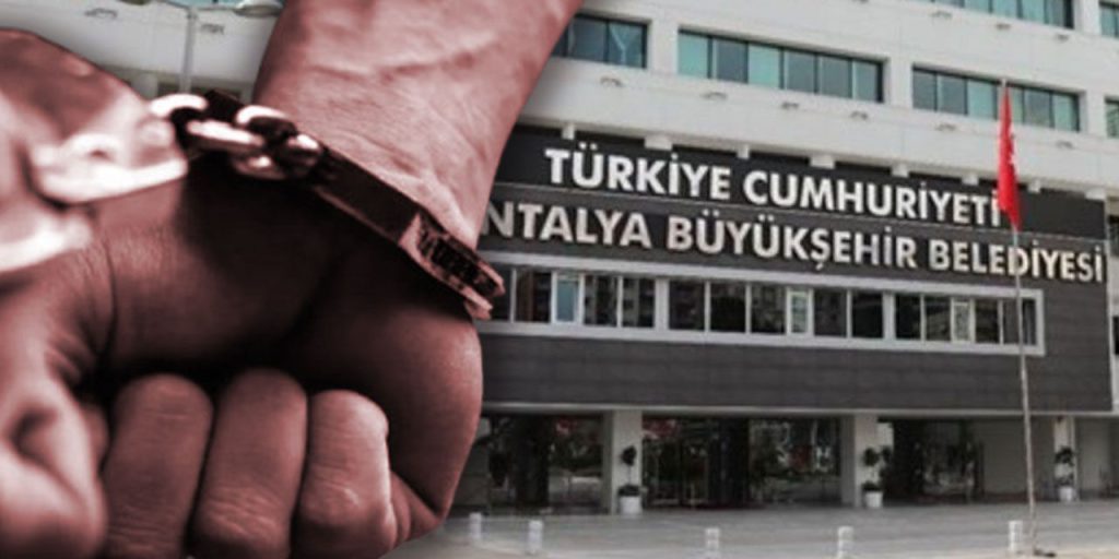 Nuova indagine sulla corruzione nella Municipalità Metropolitana di Antalya: 2 nuove ordinanze di arresto emesse

Indagine sulla Municipalità Metropolitana di Antalya
Nell'ambito dell'indagine sulla Municipalità Metropolitana di Antalya, relativa a accuse di corruzione e riciclaggio di denaro, sono state emesse due nuove ordinanze di arresto. In totale, 8 persone erano state identificate come sospettate, ma solo 2 di loro sono state effettivamente arrestate, mentre le altre sono state rilasciate sotto controllo giudiziario.

Approfondimento
L'indagine ha coinvolto diverse persone, tra cui Muhittin Böcek e i suoi familiari, che sono stati sottoposti a misure di custodia cautelare. Alcuni di loro erano già stati arrestati in precedenza.

Possibili Conseguenze
Le conseguenze di questa indagine potrebbero essere significative, considerando la gravità delle accuse e il numero di persone coinvolte. È probabile che l'indagine continui a svilupparsi e che nuove informazioni emergano.

Opinione
Non è possibile esprimere un'opinione in merito a questa indagine, in quanto si tratta di un'inchiesta in corso e non ci sono ancora stati processi o sentenze definitive.

Analisi Critica dei Fatti
I fatti noti fino a questo momento indicano che l'indagine è stata condotta in modo approfondito e che le autorità hanno raccolto sufficienti prove per emettere ordinanze di arresto. Tuttavia, è importante attendere gli sviluppi futuri per comprendere appieno la portata dell'indagine.

Relazioni con altri fatti
Non ci sono informazioni disponibili che indichino una connessione diretta tra questa indagine e altri eventi o inchieste.

Utilità pratica
Questa notizia può essere utile per comprendere meglio il funzionamento delle istituzioni e la lotta contro la corruzione in Turchia.

Contesto storico
La Turchia ha una lunga storia di lotte contro la corruzione e il riciclaggio di denaro. Questa indagine si inserisce in un contesto più ampio di sforzi per migliorare la trasparenza e la responsabilità delle istituzioni.

Fonti
La fonte di questa notizia è Hurriyet. Per ulteriori informazioni, si può consultare l'articolo originale al seguente link: Antalya Büyükşehir Belediyesi soruşturmasında 2 tutuklama daha!