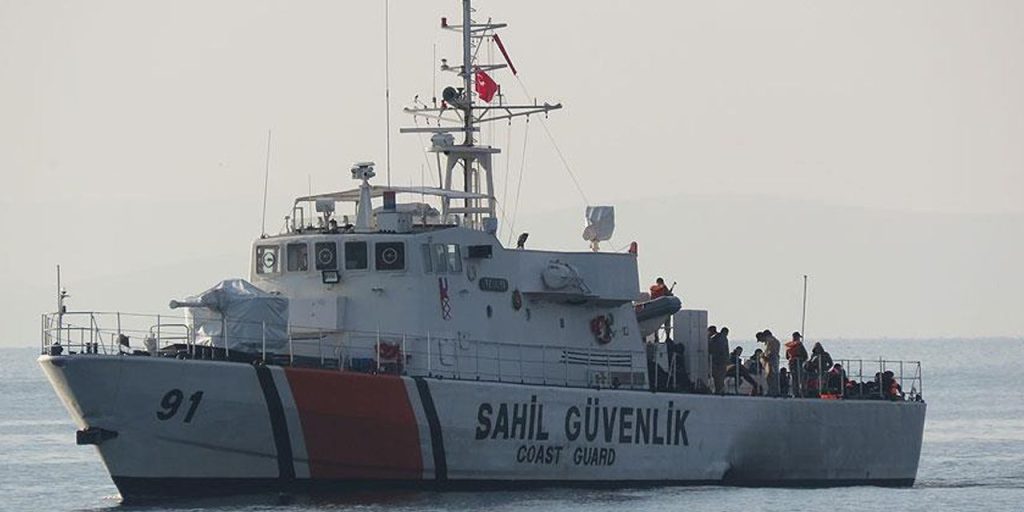 Antalya'da denizde mahsur kalan 19 genç kurtarıldı