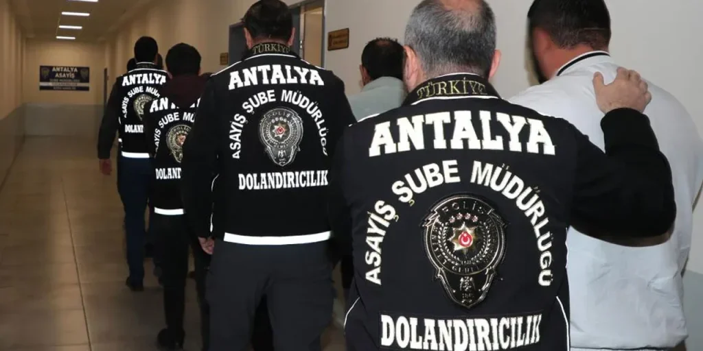 Polizia di Antalya arresta 10 truffatori che si sono fingiuti agenti: 3 vittime, 940.000 lira sottratti