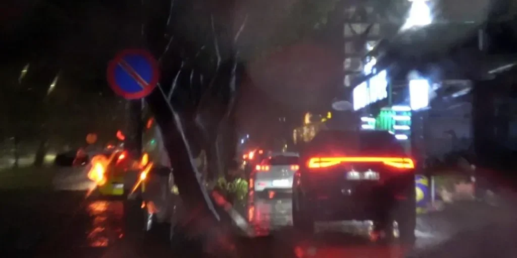 Antalya: veicoli bloccati dalla pioggia, conducenti li spostano sul marciapiede