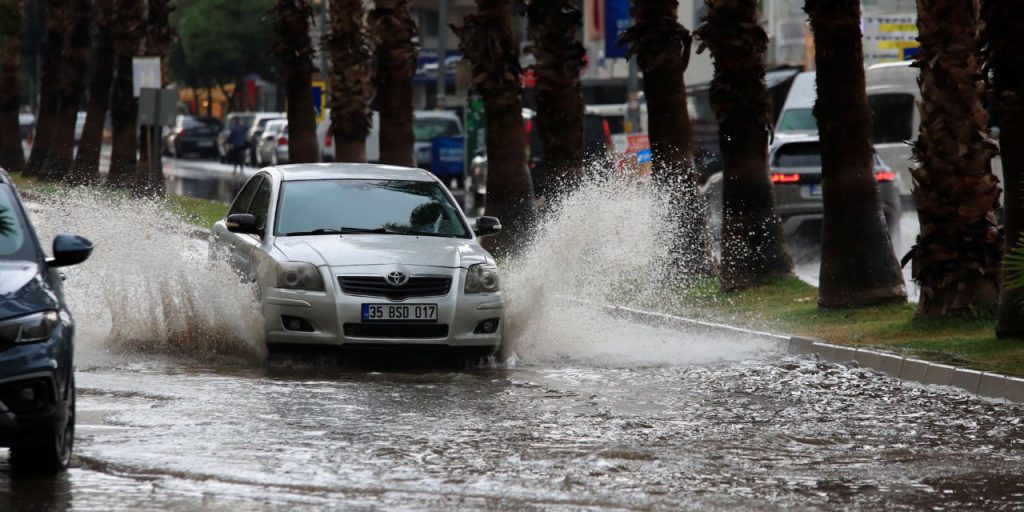 Tempesta di grandine e piogge torrenziali colpiscono Antalya: allagamenti e difficoltà per la popolazione locale