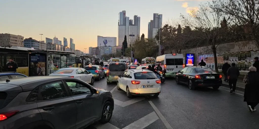 Riapertura delle scuole a Istanbul provoca congestione del traffico